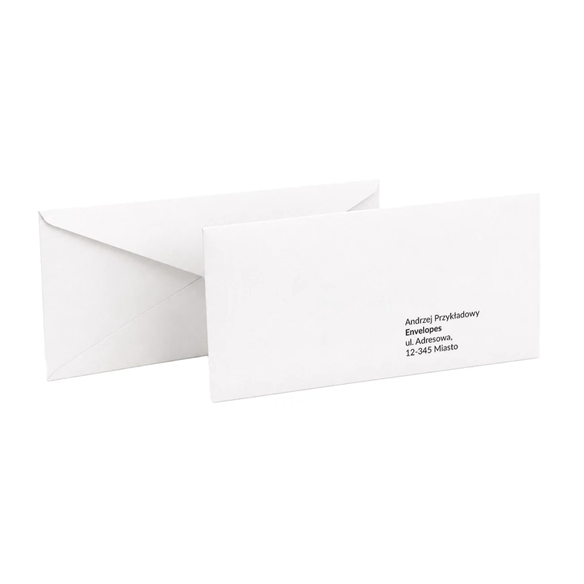 Dwie koperty ozdobne DL na białym tle, na przedniej nadrukowany przykładowy adres odbiorcy. Kolor: Biały, papier 115 g/m².