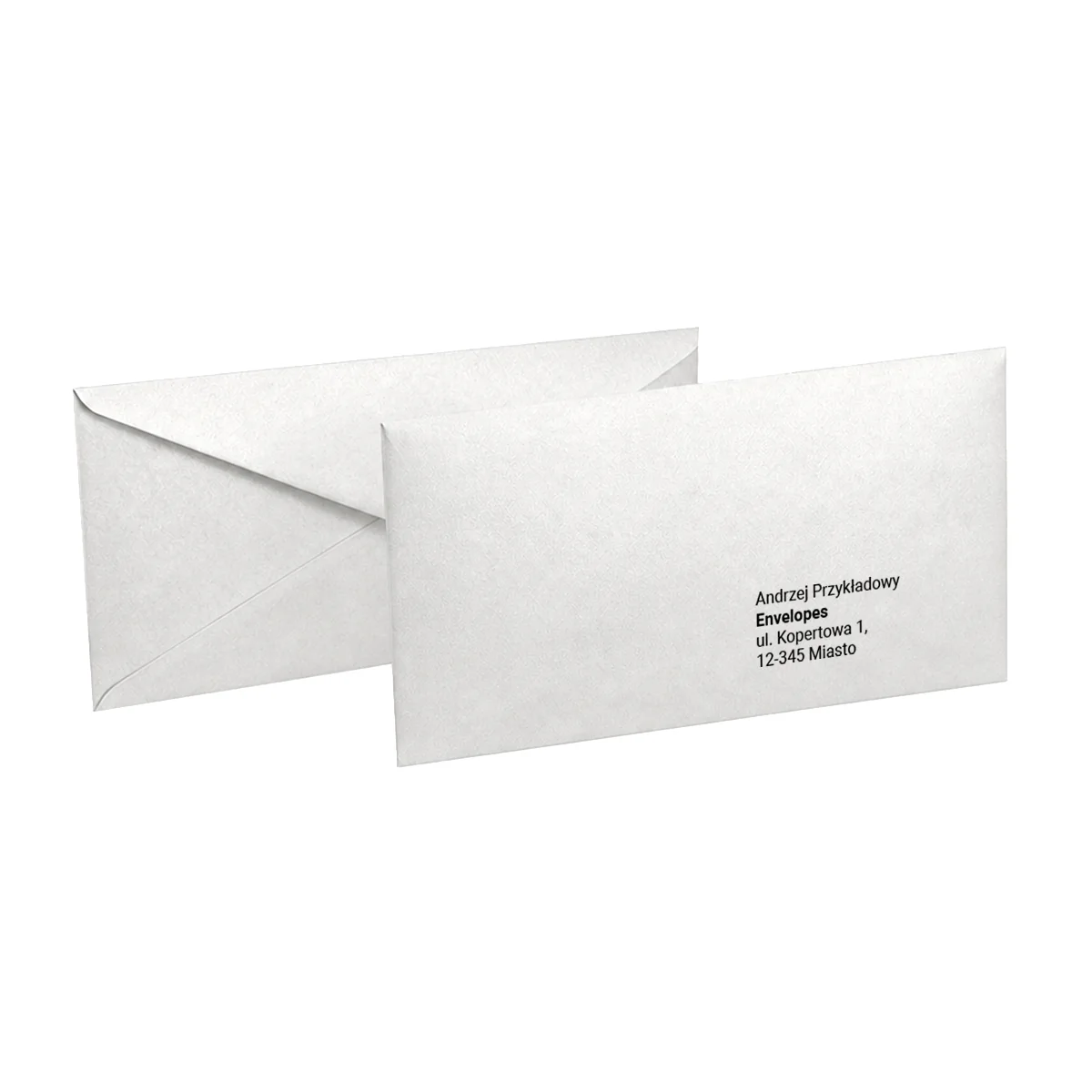 Dwie koperty ozdobne DL na białym tle, na przedniej nadrukowany przykładowy adres odbiorcy. Kolor: Biała Perłowa, papier 115 g/m², wykończenie perłowe.