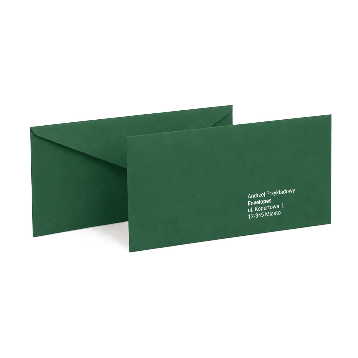 Dwie koperty ozdobne DL na białym tle, na przedniej nadrukowany przykładowy adres odbiorcy. Kolor: Butelkowa Zieleń, papier 115 g/m².