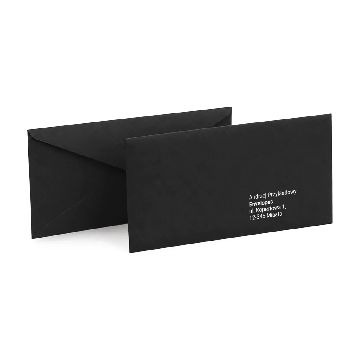 Dwie koperty ozdobne DL na białym tle, na przedniej nadrukowany przykładowy adres odbiorcy. Kolor: Czarny, papier 115 g/m².