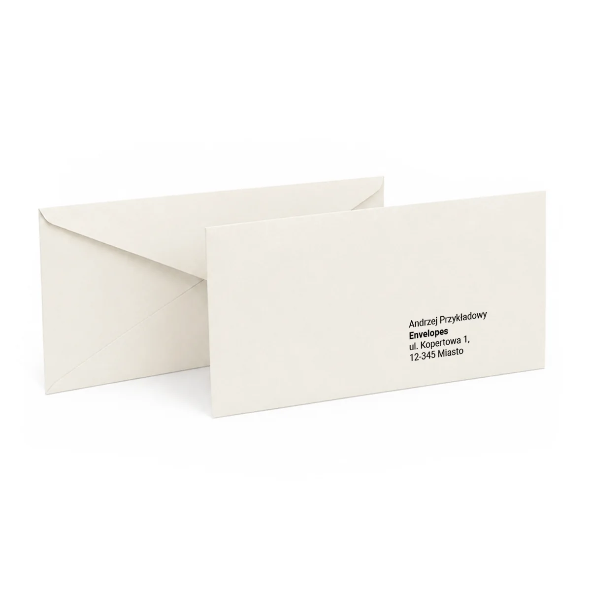 Dwie koperty ozdobne DL na białym tle, na przedniej nadrukowany przykładowy adres odbiorcy. Kolor: Ecru, papier 115 g/m².
