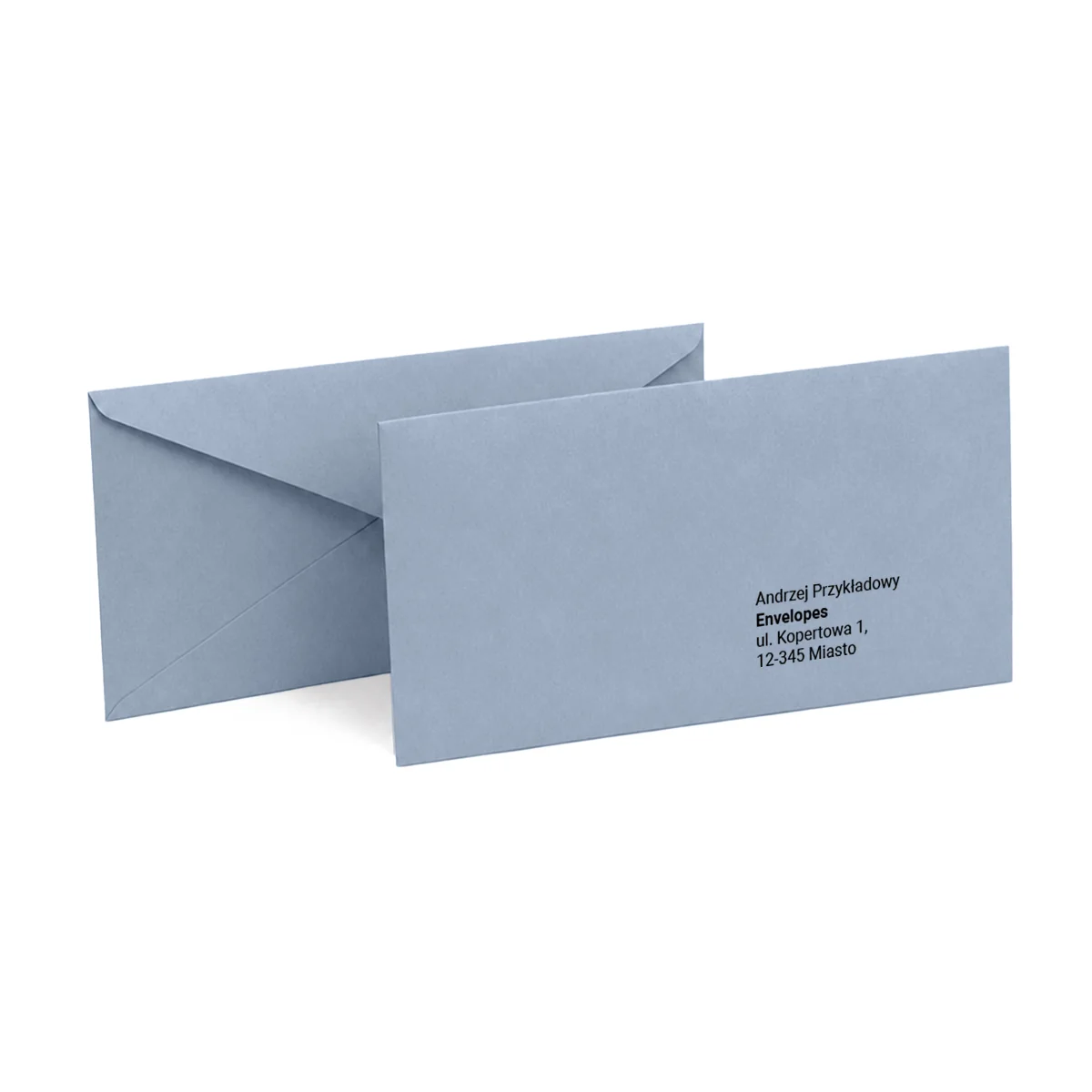 Dwie koperty ozdobne DL na białym tle, na przedniej nadrukowany przykładowy adres odbiorcy. Kolor: Jeansowy, papier 120 g/m².