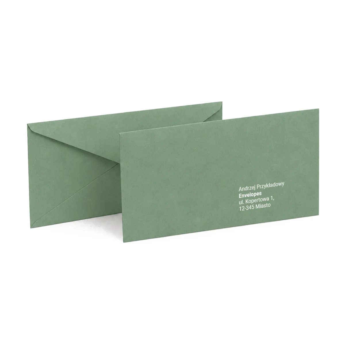 Dwie koperty ozdobne DL na białym tle, na przedniej nadrukowany przykładowy adres odbiorcy. Kolor: Matcha, papier 120 g/m².