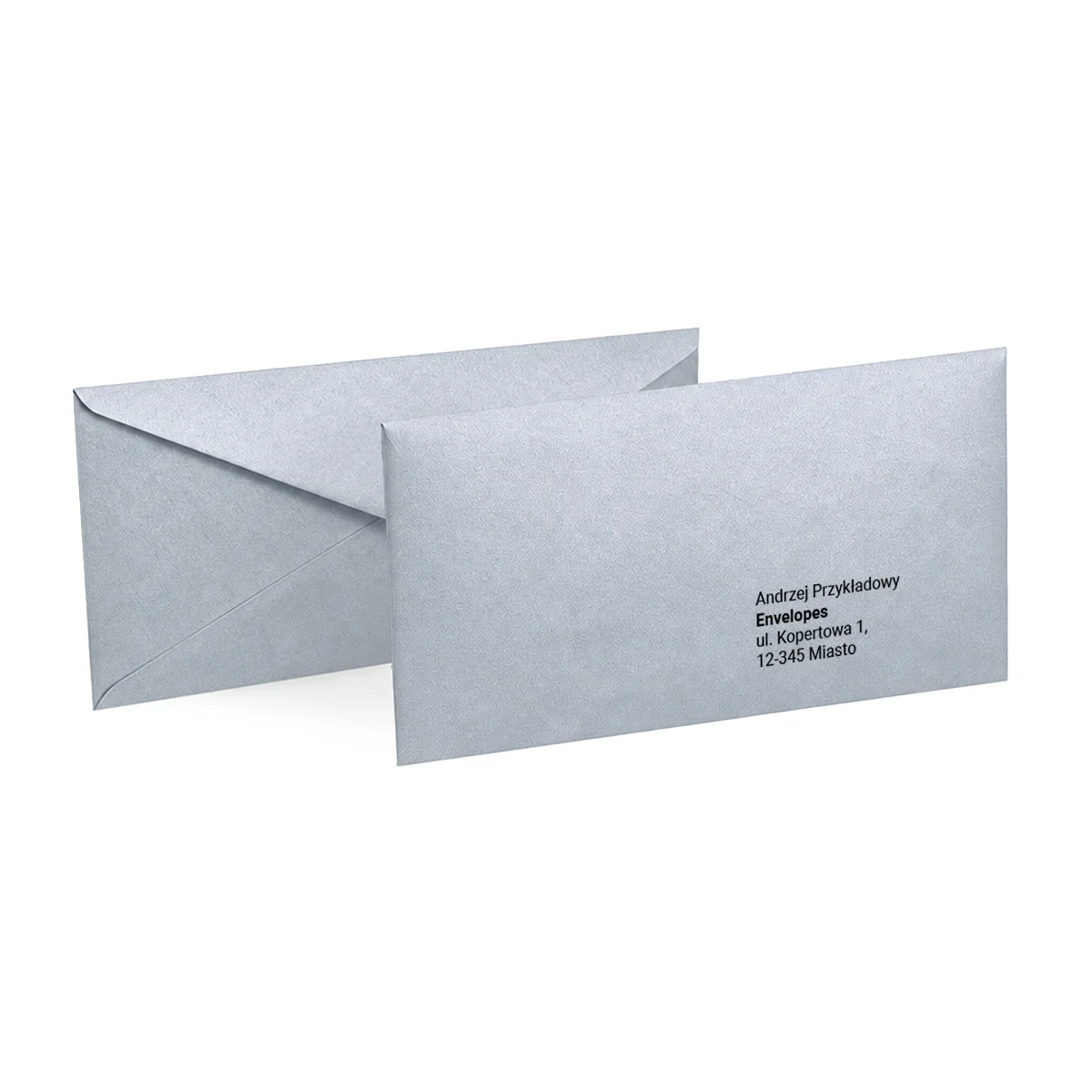 Dwie koperty ozdobne DL na białym tle, na przedniej nadrukowany przykładowy adres odbiorcy. Kolor: Srebrna Perłowa, papier 115 g/m², wykończenie perłowe.