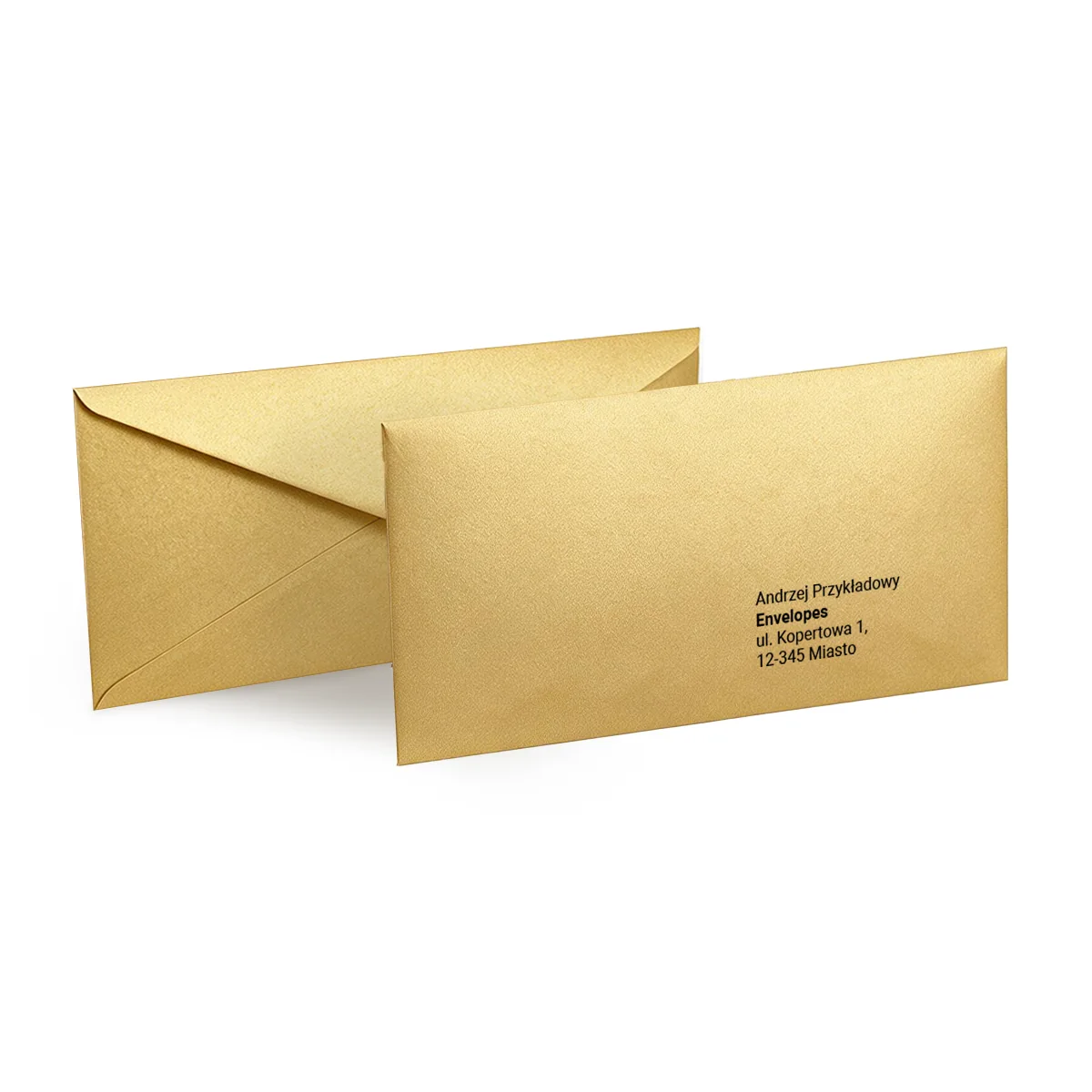 Dwie koperty ozdobne DL na białym tle, na przedniej nadrukowany przykładowy adres odbiorcy. Kolor: Złoty, papier 115 g/m², wykończenie metaliczne.