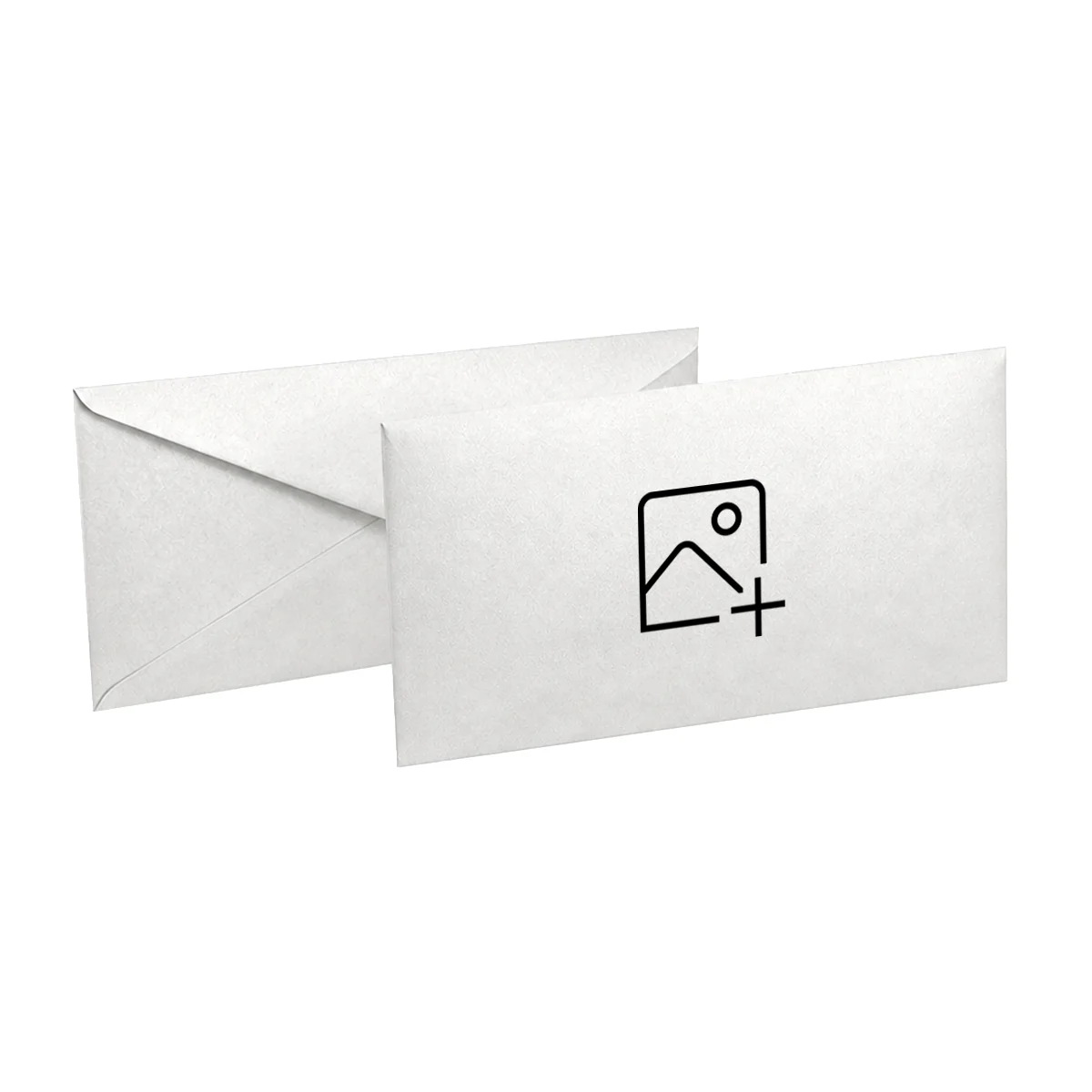 Dwie koperty ozdobne DL na białym tle, na przedniej zaznaczone pole nadruku logo. Kolor: Biała Perłowa, papier 115 g/m², wykończenie perłowe.