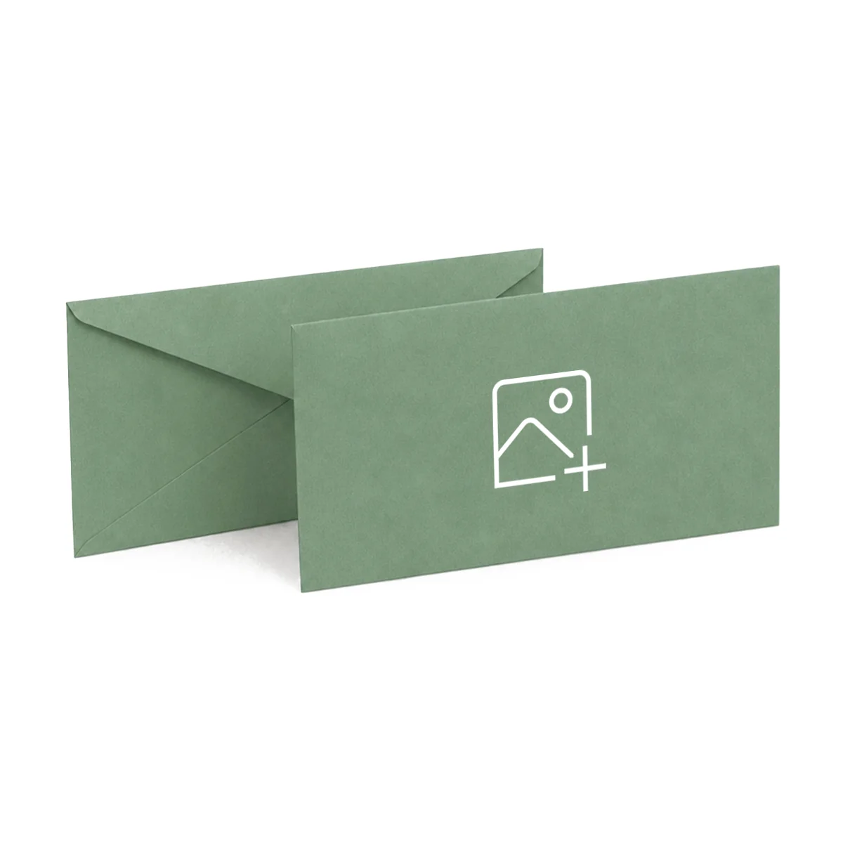 Dwie koperty ozdobne DL na białym tle, na przedniej zaznaczone pole nadruku logo. Kolor: Matcha, papier 120 g/m².