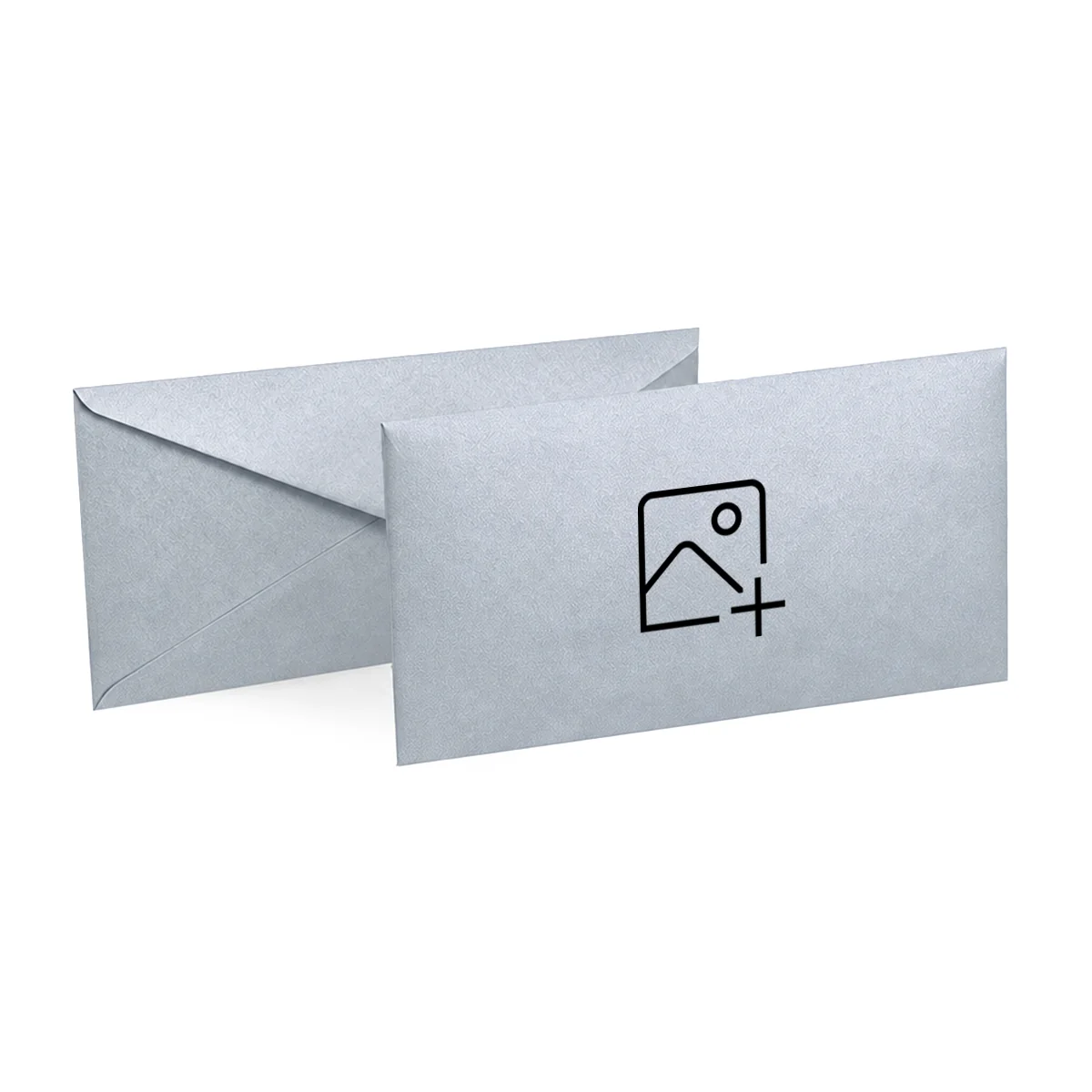 Dwie koperty ozdobne DL na białym tle, na przedniej zaznaczone pole nadruku logo. Kolor: Srebrna Perłowa, papier 115 g/m², wykończenie perłowe.