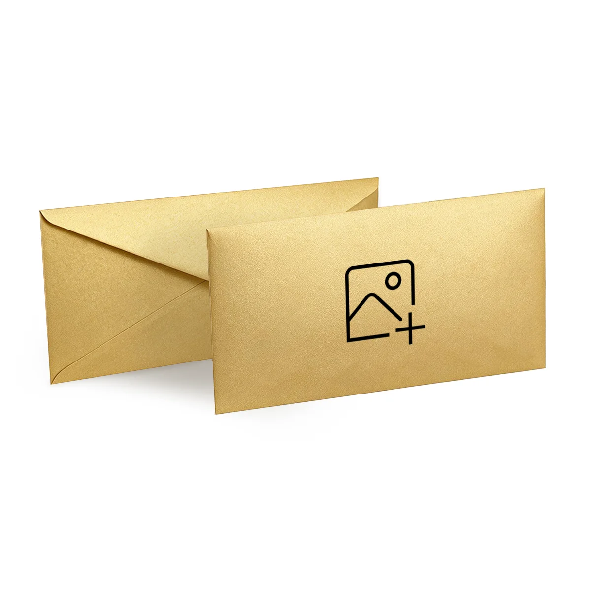 Dwie koperty ozdobne DL na białym tle, na przedniej zaznaczone pole nadruku logo. Kolor: Złoty, papier 115 g/m², wykończenie metaliczne.